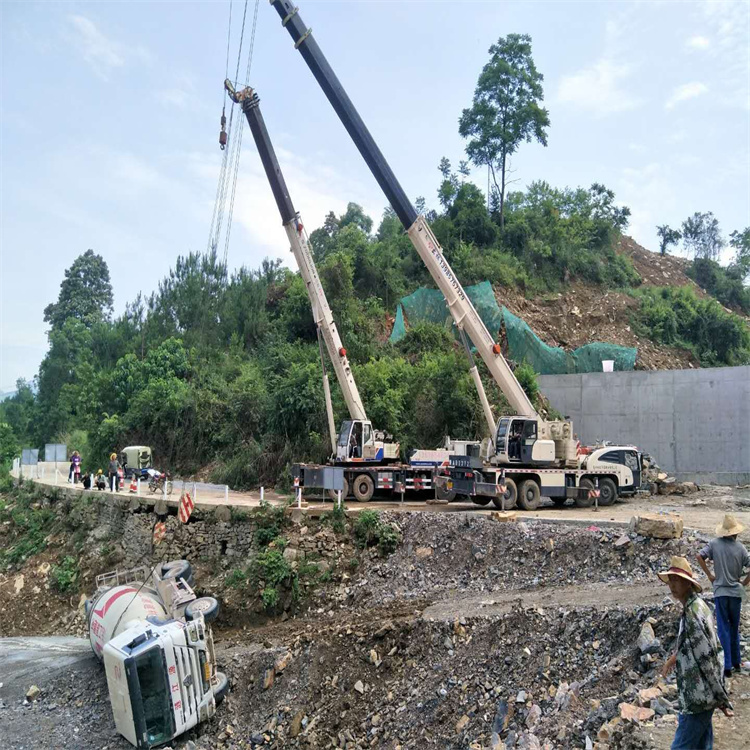 南平延平汽车掉沟里叫吊车救援要多少钱